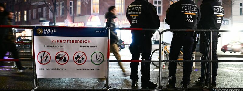 Die Berliner Polizei nimmt schon vor Mitternacht mehr als 100 Menschen fest. - Foto: Sebastian Christoph Gollnow/dpa