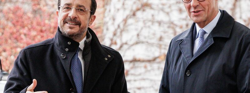 Die Regierung unter Präsident Nikos Christodoulides, hier mit Kanzler Friedrich Merz, wird in den nächsten Monaten eine Schlüsselrolle in der EU spielen. (Archivbild) - Foto: Carsten Koall/dpa