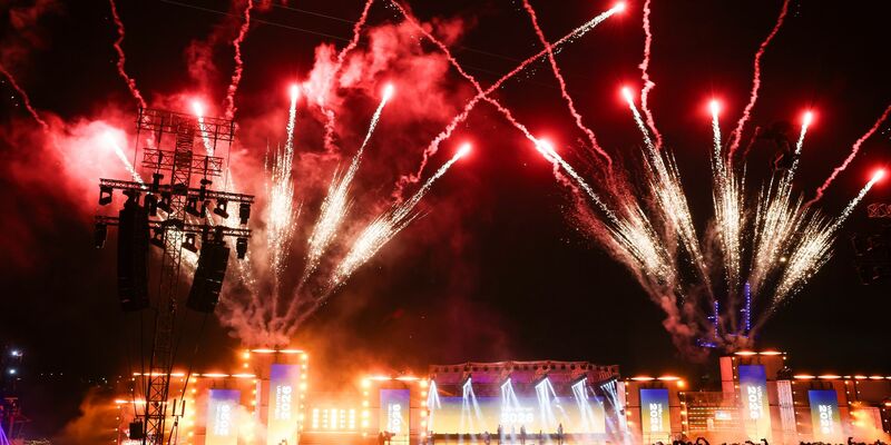 Mehrere Tausend Menschen verfolgten die Show vom Chicagokai. - Foto: Christian Charisius/dpa