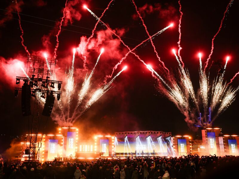 Mehrere Tausend Menschen verfolgten die Show vom Chicagokai.  - Foto: Christian Charisius/dpa