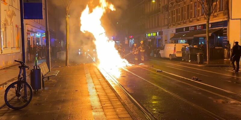 In Leipzig löscht die Feuerwehr ein Feuer in der Silvesternacht. - Foto: Silvio Bürger/dpa-Zentralbild/dpa