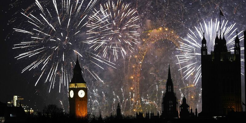 Mehr als Hunderttausend Menschen haben das neue Jahr mit einem Mega-Feuerwerk in London begrüßt. - Foto: Alberto Pezzali/AP/dpa