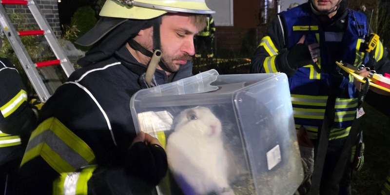 FW Celle: Dachstuhlbrand in Groß Hehlen - Celler Feuerwehr im Großeinsatz - Foto: presseportal.de