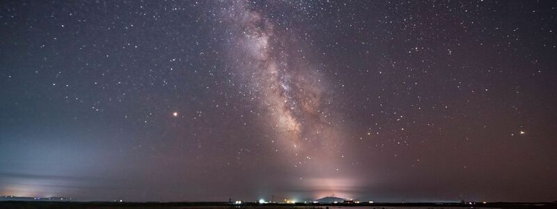 In dunkler Umgebung lässt sich am Nachthimmel viel entdecken. (Archivbild) - Foto: Han Yinhe/SIPA Asia via ZUMA Wire/dpa