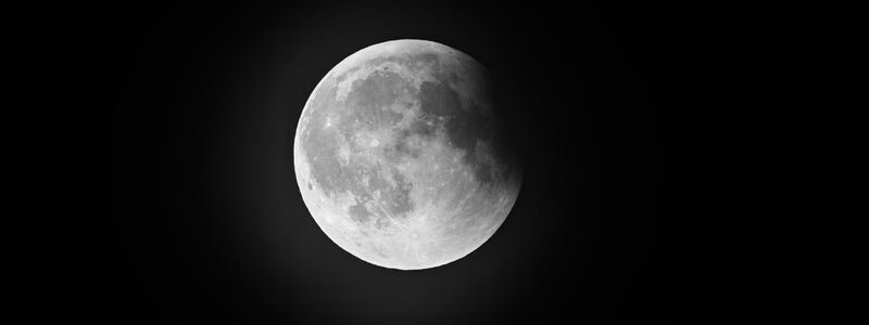 Wenn sich der Mond verdunkelt: Auch 2026 steht eine Mondfinsternis an. (Illustration) - Foto: Friso Gentsch/dpa
