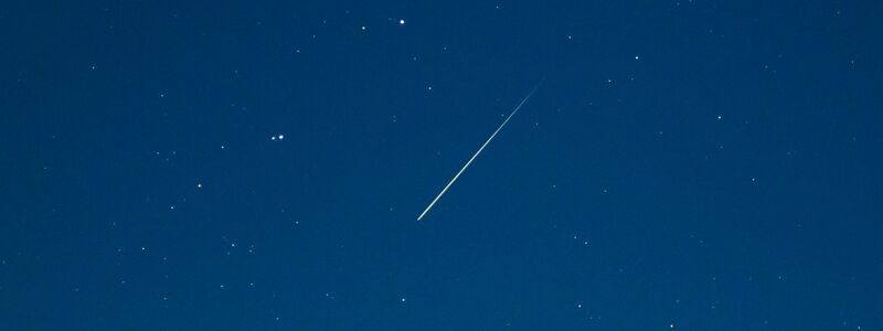 Als Sternschnuppenmonat schlechthin gilt der August. (Illustration) - Foto: Patrick Pleul/dpa