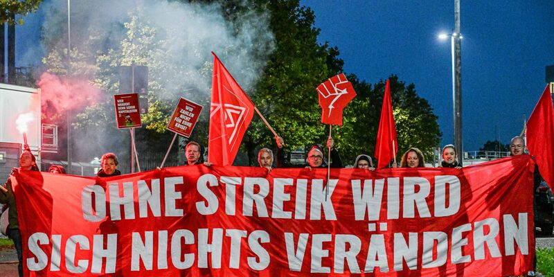 Viele Menschen haben Sorge um ihren Arbeitsplatz wie hier Beschäftigte beim Zulieferer Bosch, der Tausende Arbeitsplätze streichen will (Archivbild) - Foto: Jason Tschepljakow/dpa