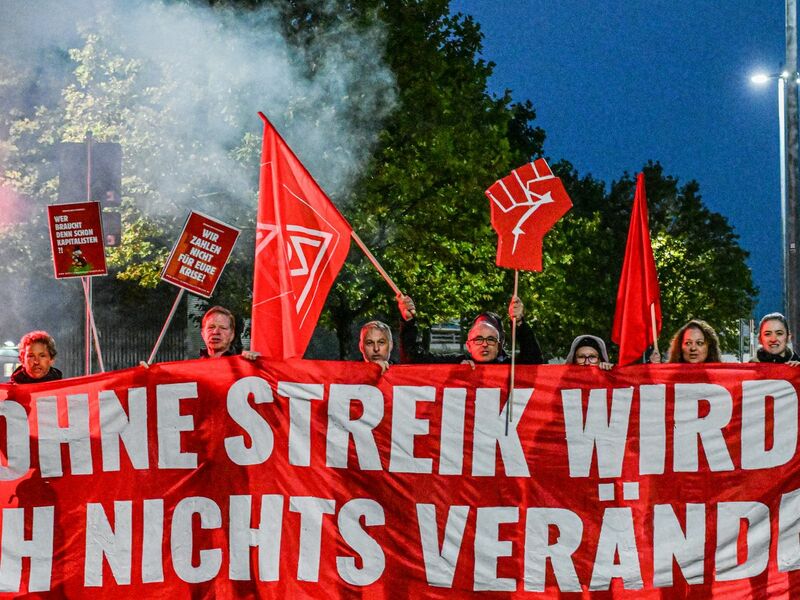 Viele Menschen haben Sorge um ihren Arbeitsplatz wie hier Beschäftigte beim Zulieferer Bosch, der Tausende Arbeitsplätze streichen will (Archivbild) - Foto: Jason Tschepljakow/dpa