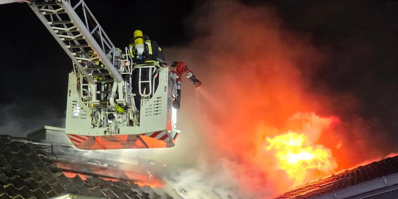 FW Celle: Dachstuhlbrand in Groß Hehlen - Einsatzende (Gesamtbericht) - Foto: presseportal.de
