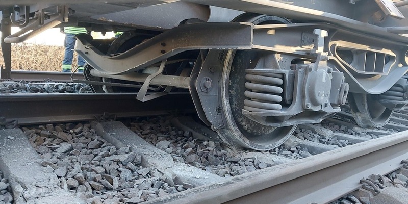 Bundespolizeidirektion München: Kesselwagen mit Gefahrgut entgleist / Kein Gefahrgut-Austritt bei Bahnunfall / Auswirkungen auf Bahnbetrieb gravierend / Gesamtschaden in Millionenhöhe - Foto: presseportal.de