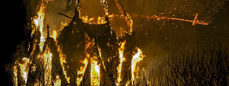 In der Silvesternacht ist die Vondelkirche in Amsterdam in Brand geraten. - Foto: Remko De Waal/ANP/dpa