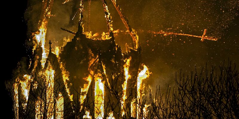 In der Silvesternacht ist die Vondelkirche in Amsterdam in Brand geraten. - Foto: Remko De Waal/ANP/dpa