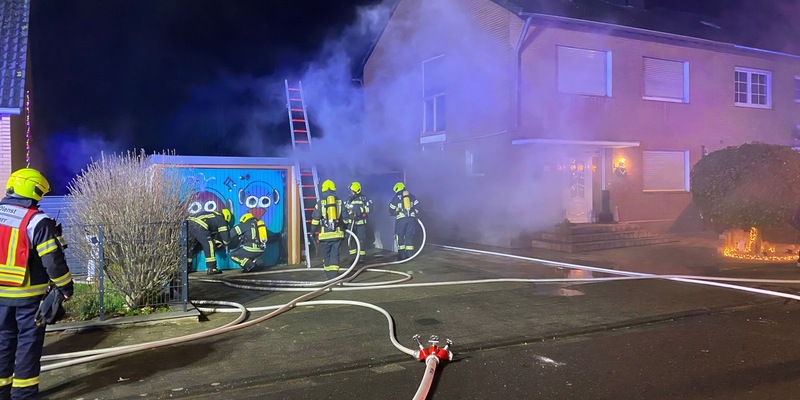 FW Bergheim: Silvesterbilanz der Feuerwehr Bergheim - Mehrere Kleinbrände und ein Garagenbrand im Bergheimer Stadtgebiet - Foto: presseportal.de