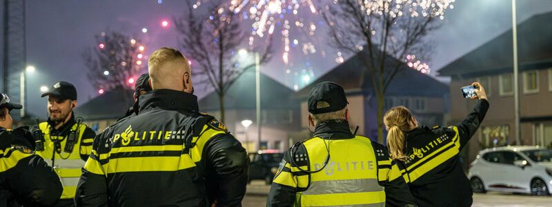 In einigen niederländischen Städten wurde die Polizei mit Böllern beworfen. - Foto: Laurens Niezen/ANP/dpa