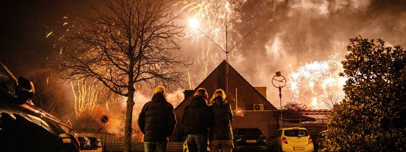 Zum letzten Mal durften die Menschen in den Niederlanden in der Silvesternacht Böller und Raketen zünden. - Foto: Jeffrey Groeneweg/ANP/dpa