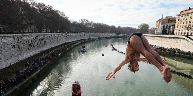 Wie jedes Jahr verfolgten zahlreiche Schaulustige das traditionelle Neujahrsspektakel vom Wasser in Ruderbooten oder vom Ufer aus.  - Foto: Andrew Medichini/AP/dpa