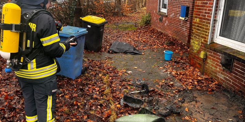 FW-AUR: Abfalltonne nach Ascheeinwurf runtergebrannt - Foto: presseportal.de