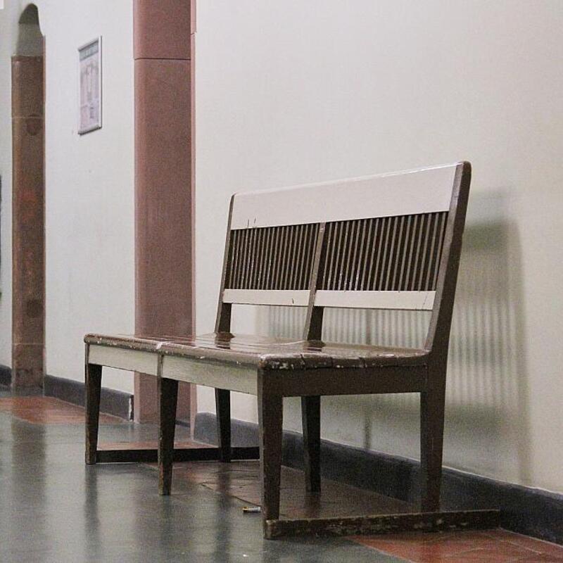 Sitzbank in einem Landgericht (Archiv) - Foto: über dts Nachrichtenagentur