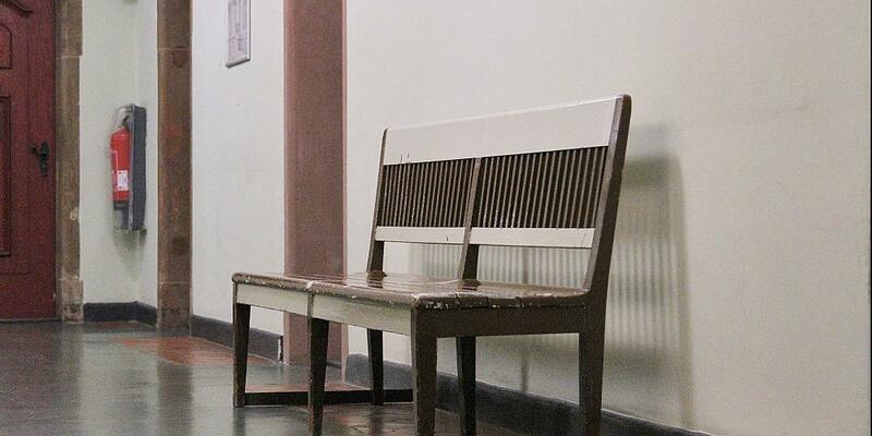 Sitzbank in einem Landgericht (Archiv) - Foto: über dts Nachrichtenagentur