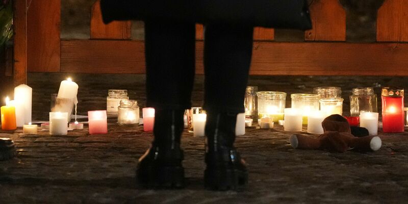 Die Betroffenheit ist groß in dem Schweizer Skiort. - Foto: Antonio Calanni/AP/dpa