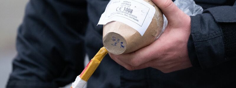 Im Fall eines schwerstverletzten Kindes in Berlin wird vermutet, dass eine illegale Kugelbombe im Spiel gewesen sein könnte. (Archivbild) - Foto: Sebastian Kahnert/dpa
