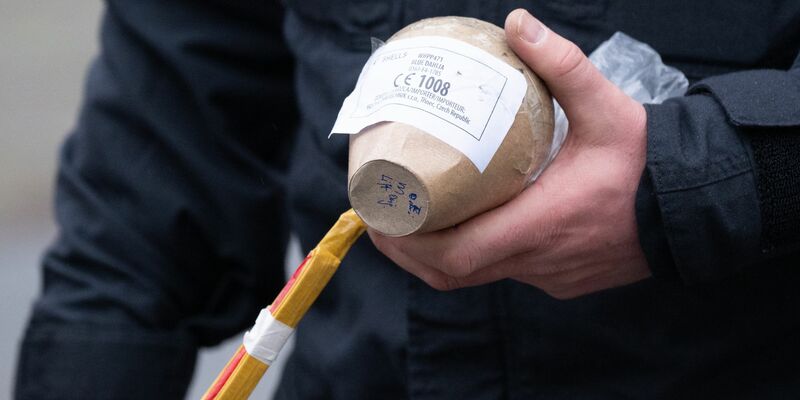 Im Fall eines schwerstverletzten Kindes in Berlin wird vermutet, dass eine illegale Kugelbombe im Spiel gewesen sein könnte. (Archivbild) - Foto: Sebastian Kahnert/dpa