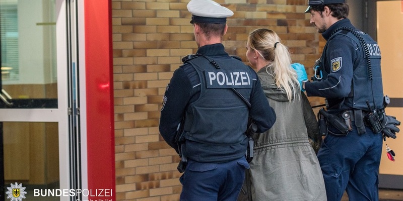 Bundespolizeidirektion München: Missgeschick führt zu Schlägerei / Zwei Frauen greifen 32-Jährigen an - Foto: presseportal.de