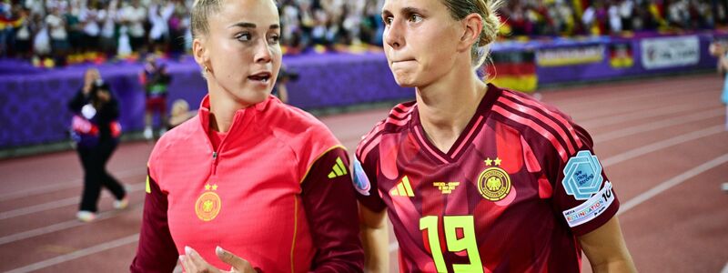 Kapitänin Giulia Gwinn und Klara Bühl: Die WM 2027 schon im Blick. (Archivbild) - Foto: Sebastian Christoph Gollnow/dpa