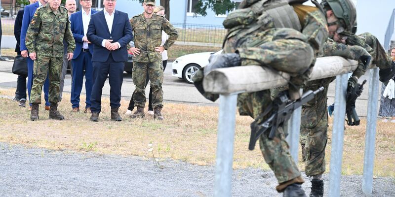 Verteidigungsminister Pistorius und Generalinspekteur Breuer fordern Unterstützung für den neuen Wehrdienst. (Archivbild)  - Foto: Bernd Weißbrod/dpa