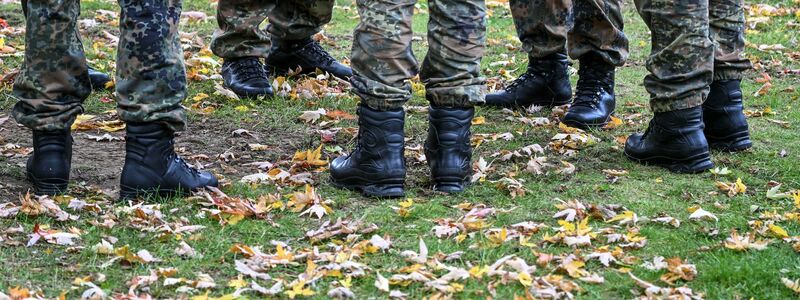 700.000 Frauen und Männer ab dem Geburtsjahrgang 2008 erhalten in diesen Tagen einen Fragebogen. (Archivbild)  - Foto: Jens Kalaene/dpa