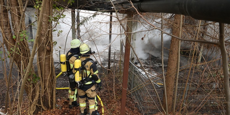 FW-E: Langwieriger Brandeinsatz in leerstehendem Schulgebäude - Feuerwehr bis in die Nacht im Einsatz - Foto: presseportal.de