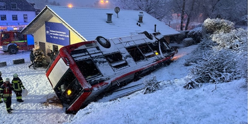 POL-RBK: Kürten - Linienbus rutscht Hang hinunter - drei Personen verletzt - Foto: presseportal.de