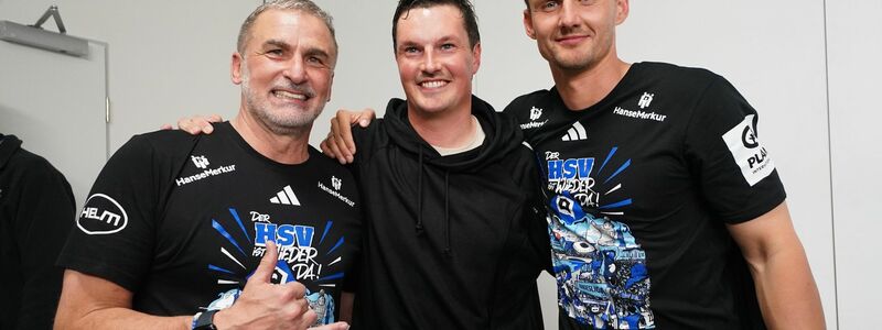 Hamburgs früherer Sportvorstand Stefan Kuntz (l-r), HSV-Trainer Merlin Polzin und Claus Costa, Sportdirektor, feiern den Aufstieg in die 1. Bundesliga. (Archivbild) - Foto: Marcus Brandt/dpa