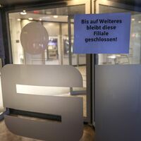 Die Filiale ist wegen der Folgen des Einbruchs weiterhin gesperrt. (Archivbild) - Foto: Oliver Berg/dpa