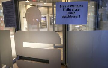 Die Filiale ist wegen der Folgen des Einbruchs weiterhin gesperrt. (Archivbild) - Foto: Oliver Berg/dpa