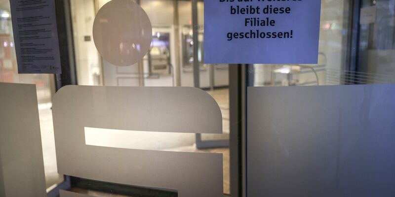 Die Sparkasse-Filiale bleibt nach dem Tresor-Coup vorerst geschlossen. - Foto: Oliver Berg/dpa