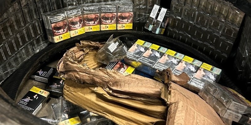 HZA-UL: Zöllner stoppen türkischen LKW mit 25.000 Schmuggelzigaretten in den Reserverädern - Foto: presseportal.de