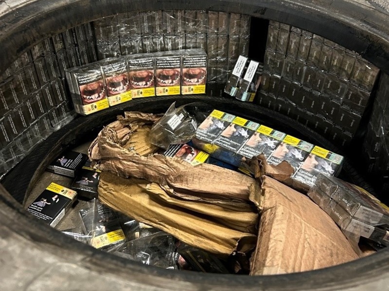 HZA-UL: Zöllner stoppen türkischen LKW mit 25.000 Schmuggelzigaretten in den Reserverädern - Foto: presseportal.de