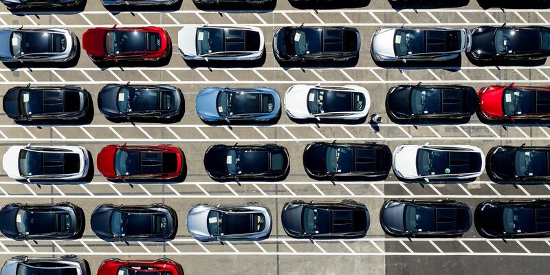 Die Tesla-Auslieferungen gingen im zweiten Jahr in Folge zurück. (Archivbild) - Foto: Noah Berger/FR34727 AP/dpa