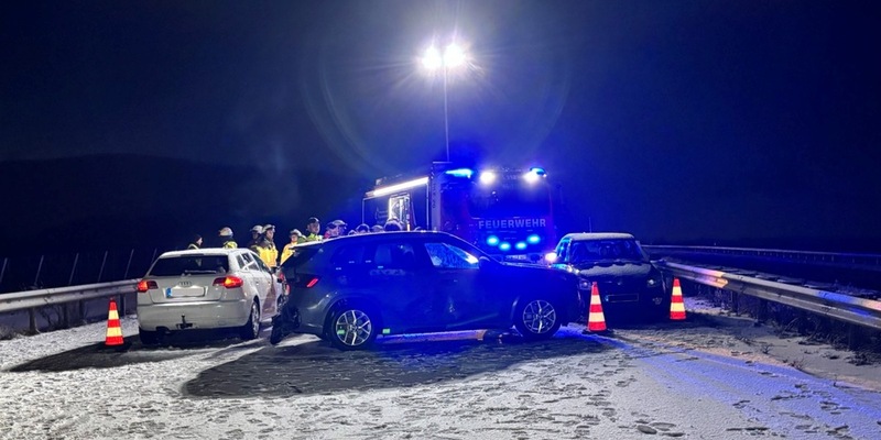 POL-PDNW: Polizeiautobahnstation Ruchheim - Plötzlicher Wintereinbruch begünstigt zwei Verkehrsunfälle zwischen insgesamt sieben Fahrzeugen mit mehreren verletzten Personen auf der A6 bei Grünstadt - Foto: presseportal.de