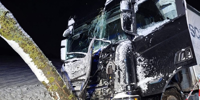 POL-STD: 12-jähriger Junge beim Abbrennen eines Böllers schwer verletzt, Neun Unfälle durch Schnee- und Eisglätte auf den Straßen im Landkreis - Foto: presseportal.de