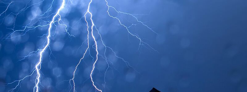 Die meisten Blitze gibt es im Sommer. (Archivbild) - Foto: Thomas Rensinghoff/dpa