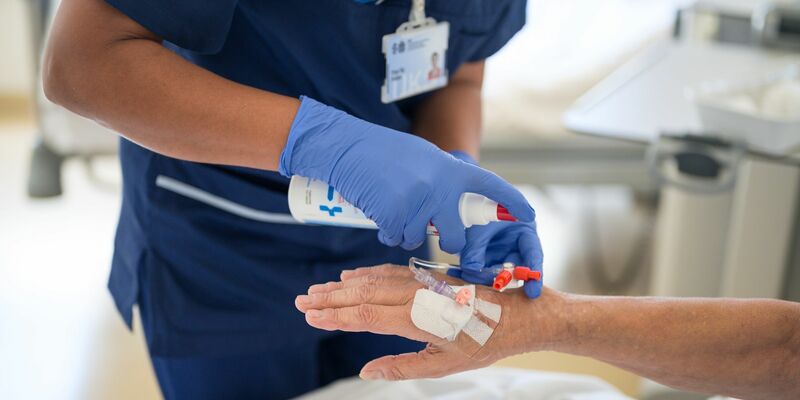 Auch ausländische Frauen arbeiten in Deutschland häufig in Engpassberufen. (Archivbild) - Foto: Oliver Dietze/dpa