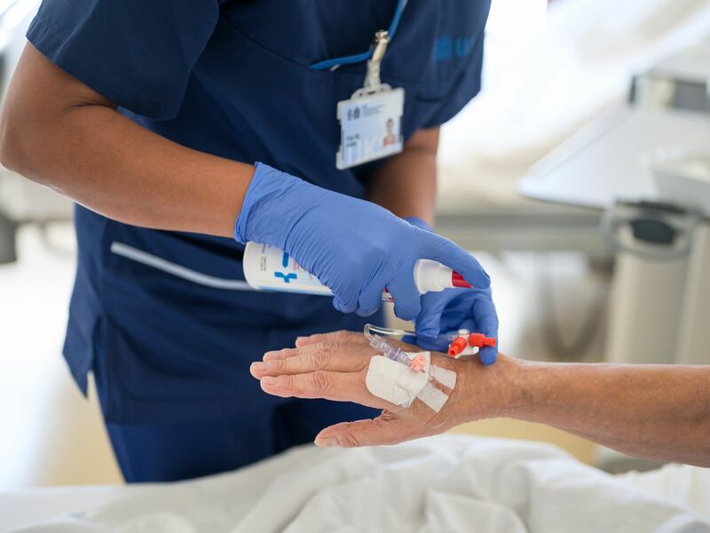 Auch ausländische Frauen arbeiten in Deutschland häufig in Engpassberufen. (Archivbild) - Foto: Oliver Dietze/dpa