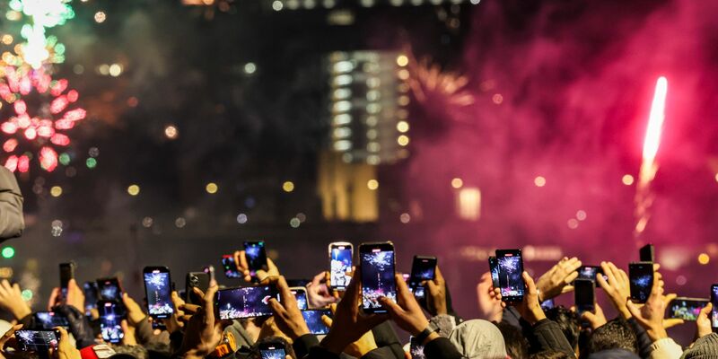 Fotos, Videos, Anrufe: In der Silvesternacht wurde so viel Datenvolumen genutzt wie nie zuvor. - Foto: Christoph Reichwein/dpa