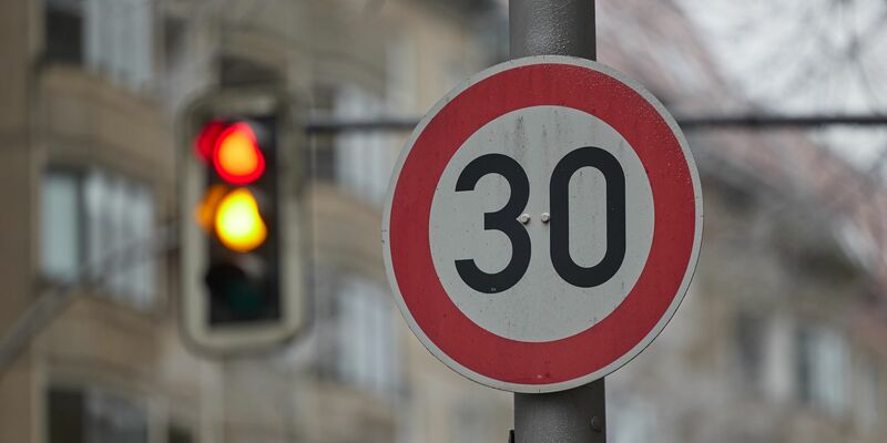 Eine neue Studie beleuchtet die Wirkung von Tempo-30-Zonen auf Straßen. (Symbolbild) - Foto: Jörg Carstensen/dpa