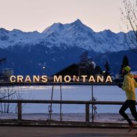 Ein Meer aus Kerzen, Blumen und Stofftieren erinnert an die Opfer. - Foto: Baz Ratner/AP/dpa