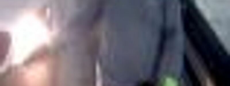 Einer der Maskierten trug grüne Handschuhe. - Foto: -/Polizei NRW/dpa