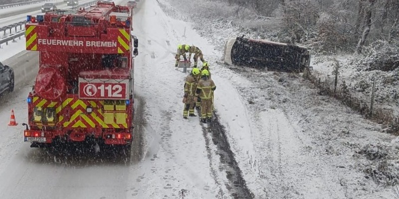FW-HB: Glätteunfall - Feuerwehrfahrzeug kommt von der Fahrbahn ab - Foto: presseportal.de