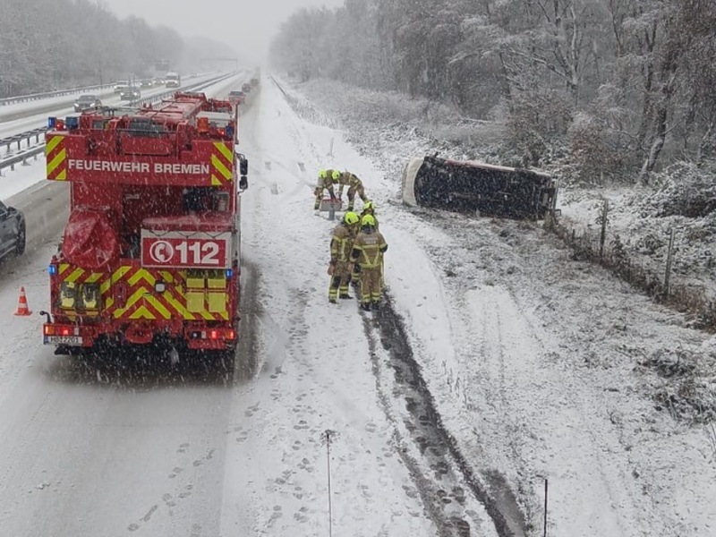FW-HB: Glätteunfall - Feuerwehrfahrzeug kommt von der Fahrbahn ab - Foto: presseportal.de